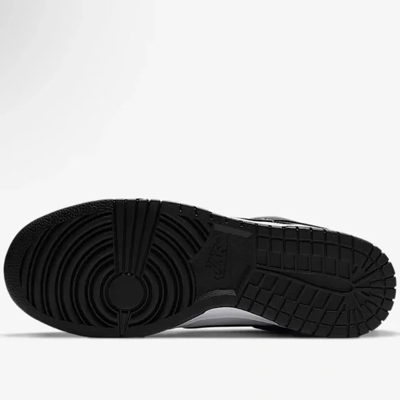 NWT Men’s Nike Classic Black and White Dunk Low Retro Sneakers - Picture 3 of 10